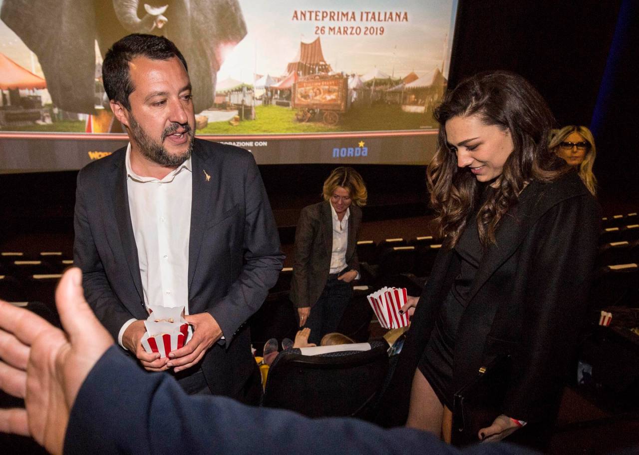 Prima uscita pubblica di Matteo Salvini e Francesca Verdini: sorridenti insieme all'anteprima di 