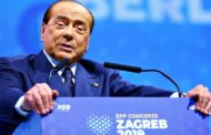 Silvio Berlusconi cade a Zagabria nella calca per i selfie: solo una leggera contusione per il leader di Forza Italia